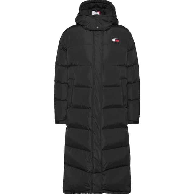 Dames jas van het merk Tommy Jeans in de kleur zwart. De jas is gemaakt van gerecycled polyester en heeft een normale pasvorm. Op de borst zit het iconische Tommy logo.  Merk: Tommy JeansModelnaam: Alaska Long Puffer JacketCategorie: dames jasMaterialen: gerecycled polyesterKleur: zwart