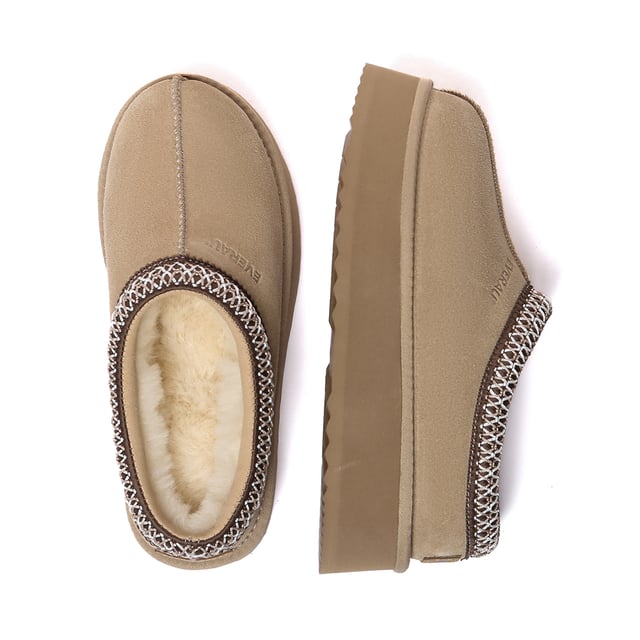 EVER AU Australia Women Wonga Leather Slippers Step into sophistication and comfort with the Wonga Platform Slippers, boasting a stylish platform sole. With five versatile neutral colour options, including chestnut and olive, these slippers effortlessly elevate any outfit with understated elegance.
Product No. EAU2016
Description:
- Cow Suede Upper
Sheepskin Wool Insole and Lining
- EVA Rubber Sole