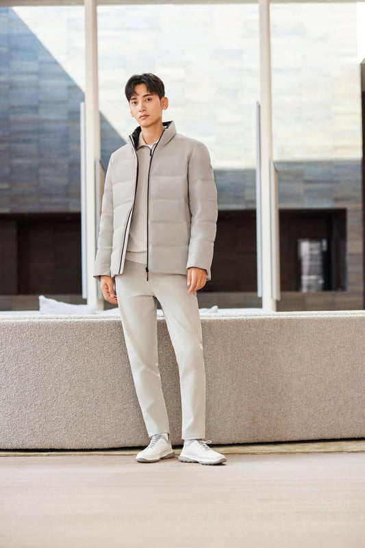 The Men's Classic Business Goose Down Jacket offers both warmth and elegance. With its luxurious 700+ fill goose down, heat-retaining lining, and showerproof seams, it ensures comfort in any weather. The sleek stand-up collar and refined design make it perfect for a professional, polished look.