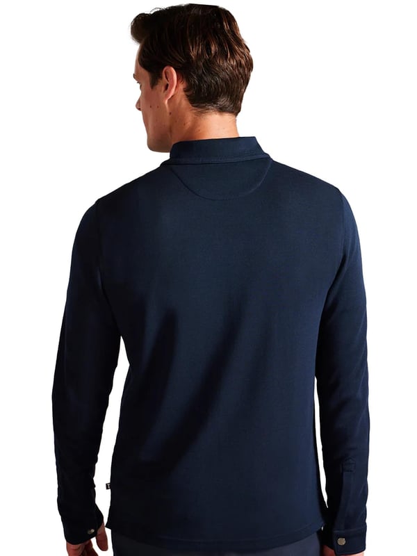 Het Karpol lange mouwen poloshirt voor heren van Ted Baker in marineblauw biedt een verfijnde twist aan een klassiek kledingstuk. Gemaakt van een zachte modalblend stof, biedt deze polo uitzonderlijk comfort en een luxueus gevoel op de huid. Het heeft een klassieke kraag en een ritssluiting, wat een moderne draai geeft aan het tijdloze ontwerp. De lange mouwen maken het een veelzijdig stuk, geschikt voor zowel casual als smart-casual looks, en zorgt voor stijl en comfort bij elke gelegenheid.
