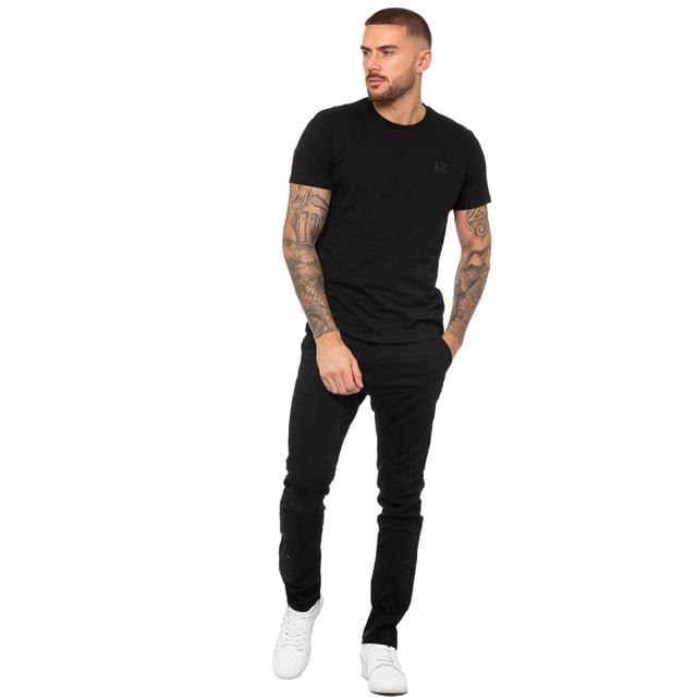 Enzo Herren-T-Shirt mit normaler Passform. Gesticktes Enzo-Logo auf der Vorderseite. Rundhalsausschnitt, kurze Ärmel. 50% Baumwolle, 50% Elastan. Maschinenwaschbar (siehe Etikett). Ideal für Fitnessstudio, Freizeitkleidung