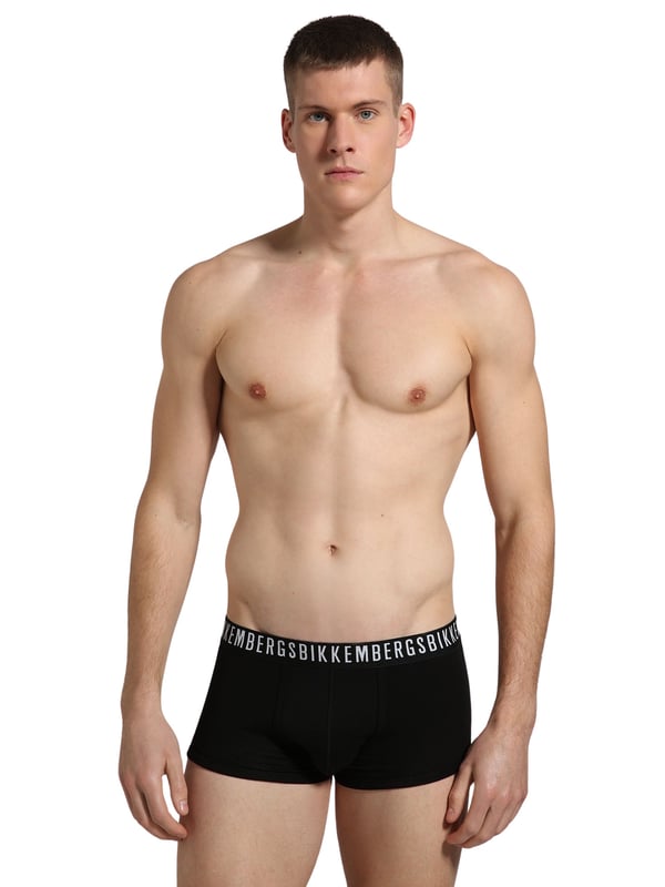 Erleben Sie ultimativen Komfort mit diesem exklusiven Dreier-Pack Herren-Boxershorts. Der reguläre Schnitt dieser Unterwäsche garantiert eine ideale Passform und sorgt dafür, dass Sie sich den ganzen Tag lang wohlfühlen. Das Geheimnis liegt in dem hochwertigen Stretchmaterial, das nicht nur weich auf der Haut liegt, sondern auch optimale Bewegungsfreiheit bietet.  Der elastische Bund ist nicht nur funktional, sondern durch den umlaufenden Label-Schriftzug auch stilvoll. Dieses subtile Detail verleiht dem Design einen Hauch von Raffinesse und zeigt, dass Sie Wert auf Qualität und Stil legen.  Erhältlich im praktischen Dreierpack, ist diese Unterwäsche mehr als nur ein alltägliches Essential, sie ist Ausdruck Ihres individuellen Stils und Ihrer Persönlichkeit.