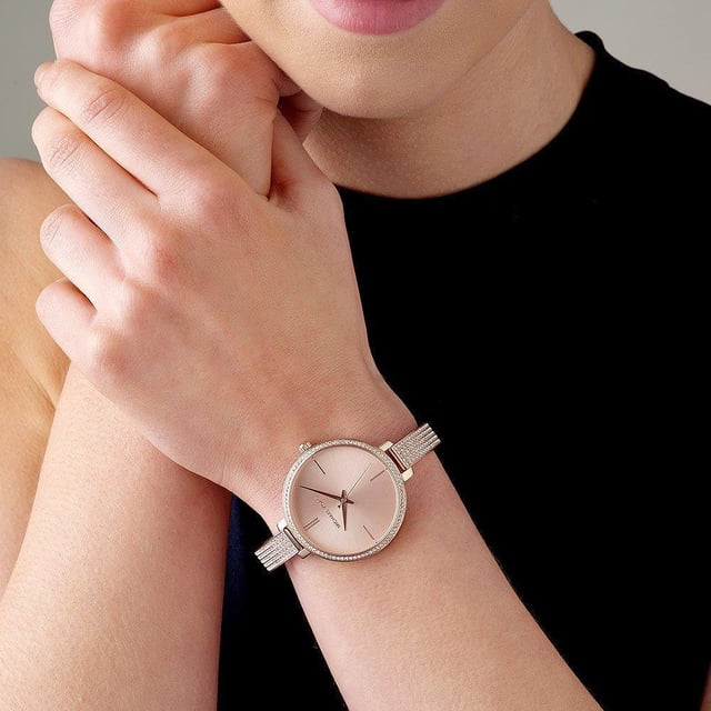 Spezifikation Details Marke Michael Kors Modell MK3785 Barcode Nummer 796483356139 Geschlecht Frauen Gehäusegröße 36mm Gehäuse Material Edelstahl Gehäusefarbe Rose gold Zifferblatt Farbe Rose Gold-Ton Band Material Stahl Band Farbe Rose gold Uhrwerk Quarz Chronograph Nein Wasserdichtigkeit 50 Meter