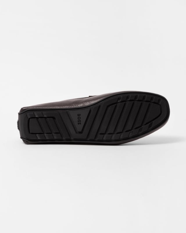 Premium driver moccasins made in Portugal by BOSS. Featuring a full rubberised sole, this pair is crafted in grained leather with a debossed logo strap.
90% Polyamid, 10% Polyurethane, Sole: 100% Thermoplastic polyurethane, Upper material: 100% Cow skin, Innersole: 90% Polyamid, 10% Polyurethane
50523026