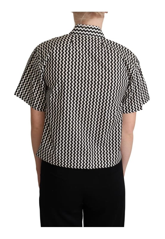 A estrenar con etiquetas.
  Polo de algodon 100% autentico de Dolce & Gabbana.
  Diseno en zigzag caracteristico.
  Tapeta de botones en el cuello y en la parte delantera.
  Mangas cortas.
  Fabricado en Italia.
  Material: 100% algodon.
  Color: Negro Blanco.