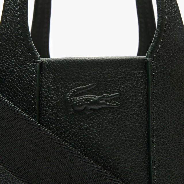Dames Lacoste City Court bucket bag van grainleer met afneembare riem Verfijnde lijnen, een tijdloos ontwerp en eersteklas leer: Deze City Court bucket bag is een les in Lacoste elegantie. Een praktisch veelzijdig iconisch stuk met een afneembare riem: draag hem op jouw manier.- Afmetingen: L6.3 x H8.7 x D5.5 inch - L16 x H22 x D14.5 cm - Grain lederen buitenkant - Afneembare riem: 28'' - 51'' - 70cm - 130cm - 3 binnenzakken - Krokodil op voorzijde- Ref: NF4517IE-B43