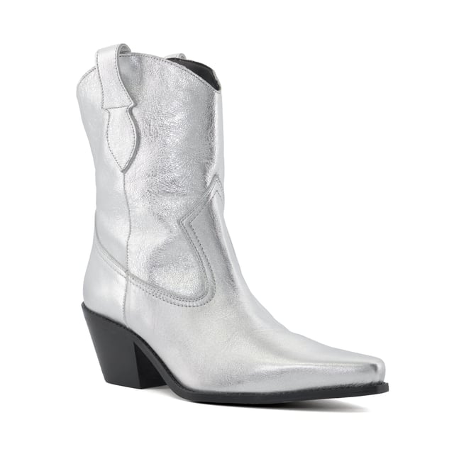 Tap into Western styling with our ankle-length cowboy boot, Pardner. Crafted from the finest materials, this trend-led silhouette is certain to elevate your everyday ensembles. Detailed with contrast stitch details and double-sided pull-on tabs, Pardner is set on a kicked-in Cuban heel rising to 6.5cm.