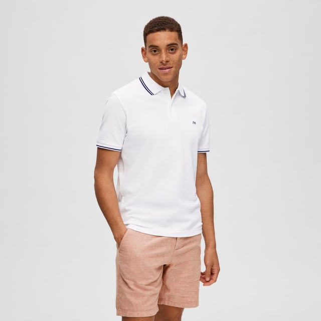 Selected polotröja för herrar. Pikén är tillverkad av 100% bomull och har en normal passform.  Varumärke: SelectedModellnamn: Dante Sport PoloKategori: polo för mänMaterial: bomullFärg: vit