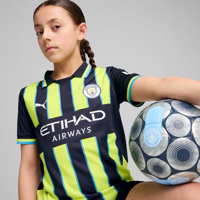 PRODUCT STORY : If Manchester City’s history has taught us anything, it’s that the comeback is always on. Take May 30th, 1999, when they overcame a two-goal deficit to win the Second Division play-off final versus Gillingham on penalties. Often seen as the turning point in City’s fortunes, this match has a special place in fan culture and so does the neon yellow and navy striped kit the team wore on the day. For the 25th anniversary, we’re bringing it back as a testament to the tenacity of the club and the fans that never, ever, ever give in. How’s that for a comeback? FEATURES & BENEFITS :  dryCELL: Performance technology designed to wick moisture from the body and keep you free of sweat during exercise.  DETAILS :  Regular fit. 170 gsm, Jacquard. Collar. Short sleeves. Official team branding. PUMA Youth: Recommended for older kids between 8 and 16 years.