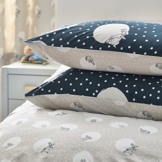 Bring an element of mischief with this playful Peter Rabbit™ Spot Me duvet cover set. This monochrome scandi inspired bedding set features sweet illustrations of Peter, on a backdrop of white spots and polka dots. The Peter Rabbit™ Spot Me duvet cover set can be flipped for a mid-week refresh, giving you two looks in one!