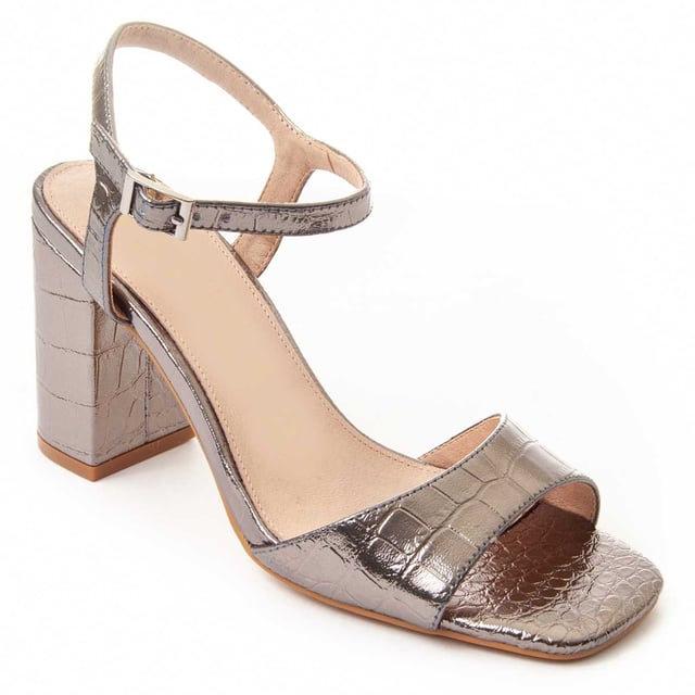 Dames jurk sandaal. Gevoerde natuurlijke leren binnenzool. Comfortabele pasvorm. Antislip zool. Versterkte stiksels. Gefabriceerd door andere merken voor ons merk. Geschatte afmetingen: 8 cm hak.
