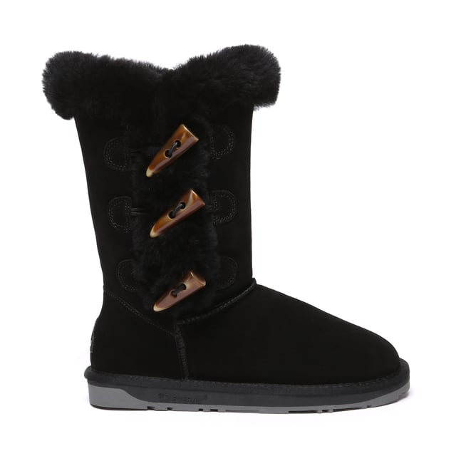Confeccionadas con tres cierres de cuerno para un toque de estilo en el diseño clásico atemporal, las botas Ashy cuentan con una suela de doble capa ligera que ofrece tanto flexibilidad como durabilidad. Ya sea atadas o dobladas hacia abajo, los tres botones de cuerno permiten un estilo versátil para adaptarse a tus preferencias. Producto No. EAU3018 Descripción: Parte superior de piel de oveja de doble cara - Forro de lana de oveja - Suela de TPR