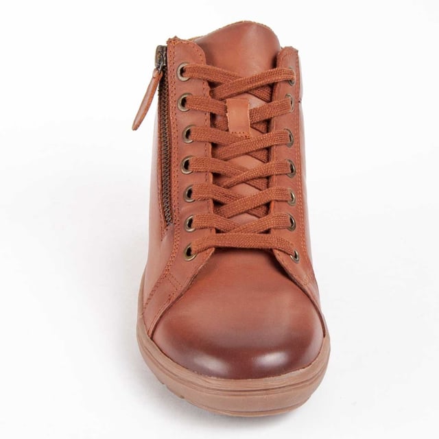 Garantía Purapiel, 10 años de garantía. Botín casual para mujer. Fabricado en cuero 100% natural libre de Cromo VI. Materiales de máxima calidad. Plantilla acolchada. Fabricado por otras marca para nuestra marca. Medidas aproximadas: 10 cm alto de caña y 8 cm ancho de caña.