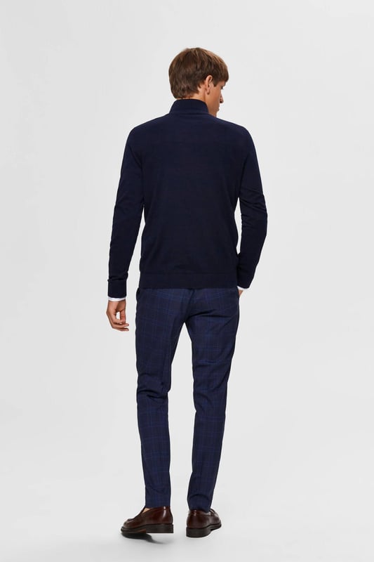 Denna skippertröja för män från SELECTED HOMME är tillverkad i bomull. Modellen har en uppstående krage och långa ärmar. Jumpern har dragkedja.Detaljer om denna jumper:stilnamn: SLHBERGfinstickad
