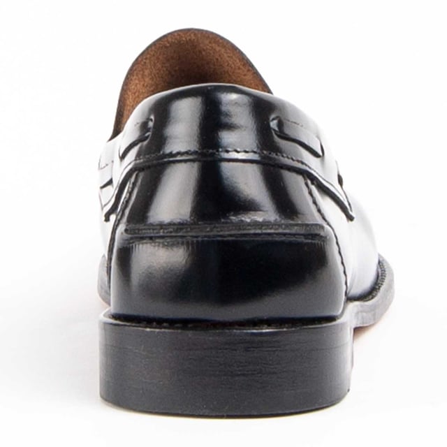 Garantía Purapiel, 10 años de garantía. Mocasín clásico para hombre. Fabricado en cuero 100% natural libre de Cromo VI. Materiales de máxima calidad. Suela cosida de cuero. Fabricado por otras marca para nuestra marca.
