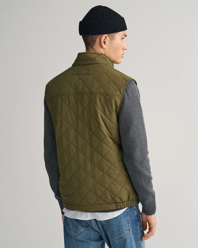Crafted in a diamond quilting structure, this Quilted Windcheater Vest features recycled polyester padding and is treated with a water-repellent finish. Design details include a one-way zipper at the front, snap buttons at the collar, slanted welt side pockets and an elasticated hem and cuff with a press button adjuster.
Regular fit  Above hip length  Diamond quilting  Water-repellent 
&nbsp;
Shell - Polyester 100%Lining - Polyester 100%Padding - Recycled Polyester 100%
&nbsp;
7006341
&nbsp;
&nbsp;
