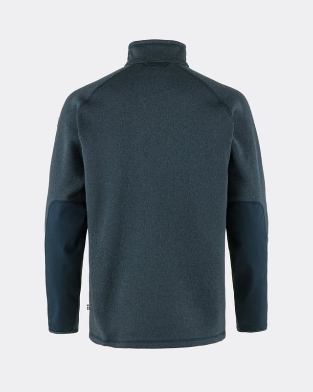 Övik Fleece Half Zip M
A warm, half-zip version of the much-loved Övik Fleece Zip Sweater. Made from solution-dyed, recycled polyester and reinforced with G-1000 on the elbows and underside of forearms. The generous front zipper makes it easy to put on and take off, while the single zippered chest pocket is perfect for keeping small items safe.

Smooth outside and soft, brushed inside.
Recycled polyester dyed using an eco-friendly method.
Reinforcements in G-1000 on the elbows and pocket.
Zippered chest pocket.
Adaptable with Greenland Wax, Durable, Insulating
40°C normal process
iron 1 dot - Max 110°C
wash with similar colours, use a leather balm on leather details regularly
G-1000®: 65% polyester (recycled), 35% cotton (organic), 90% polyester (recycled), 10% polyester

F87154