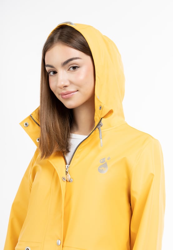 Avec l'imperméable de myMo, vous êtes paré pour les temps imprévisibles. Le long manteau tendance dispose d'un matériau enduit avec des coutures entièrement scellées, de sorte que l'humidité et le froid ne peuvent pas pénétrer à l'intérieur. La doublure intérieure douce en jersey mélangé, que l'on retrouve également dans la capuche, assure une chaleur supplémentaire. La fermeture éclair robuste débouche sur un col montant avec protection du menton et est recouverte d'une patte à boutons-pression. La coupe du parka de pluie est droite, mais peut être resserrée individuellement à l'aide d'un cordon de taille.
