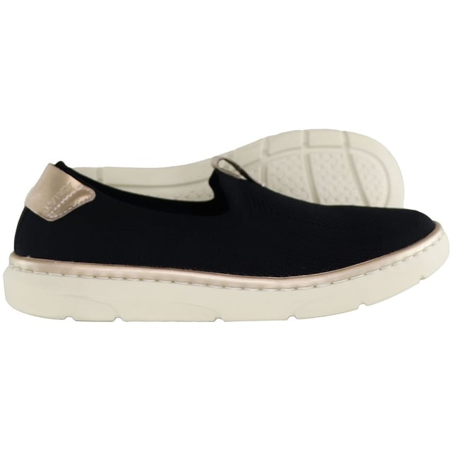 Los zapatos Ariat Ryder negros para mujer son una opción elegante y versátil para las mujeres que aprecian la comodidad, la calidad y un aspecto clásico en su calzado. Estos zapatos ofrecen un estilo atemporal y casual con características modernas. Estas son las características clave de estos zapatos negros:

Características clave:

 Diseño clásico:  Los zapatos Ariat Ryder vienen en una silueta clásica y atemporal que complementa una amplia gama de atuendos casuales.

Piel negra:  Fabricados en cuero negro de alta calidad, estos zapatos no solo son elegantes, sino también duraderos y fáciles de mantener.

Plantilla cómoda:  Estos zapatos suelen venir con una plantilla acolchada que proporciona soporte y comodidad, haciéndolos adecuados para largas horas de uso.

Diseño sin cordones:  El estilo slip-on de estos zapatos garantiza la comodidad y un rápido encendido y apagado, perfecto para los días ajetreados.

Suela duradera:  La suela exterior de goma está diseñada para tracción y durabilidad, asegurando que estos zapatos sean adecuados para el uso diario.

Uso versátil: Estas zapatillas son lo suficientemente versátiles como para combinarlas con varios conjuntos informales, desde vaqueros y faldas hasta vestidos y pantalones cortos.

Marca Ariat:  Al igual que muchos productos Ariat, estos zapatos llevan el logotipo de Ariat, que significa calidad y estilo.

Las zapatillas Ariat Ryder negras para mujer ofrecen una opción clásica y cómoda para las mujeres que buscan un calzado versátil para el día a día. Tanto si vas a hacer recados, quedar con amigos para una salida informal, o simplemente quieres unos zapatos cómodos y con estilo para el día a día, estos zapatos proporcionan una mezcla perfecta de estética atemporal y confort moderno.