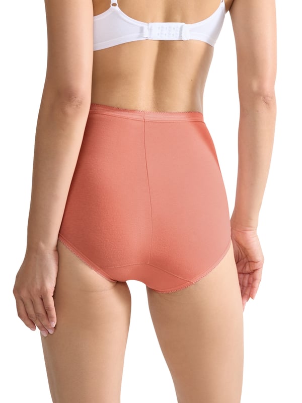 Dieser Damen-Maxi-Slip kombiniert angenehmen Komfort mit femininen Details. Gefertigt aus weichem Baumwollstretch, passt er sich perfekt an und bietet den ganzen Tag über ein angenehmes Tragegefühl. Der hohe Taillenbund und der elastische Bund sorgen für eine bequeme und sichere Passform. Ein gewebtes Label am Bund und der dezente spitzenbesetzte Saum verleihen dem Slip eine elegante Note. Im praktischen Dreierpack erhältlich, umfasst er verschiedene Farben, die Abwechslung in Ihre Unterwäschekollektion bringen. Ideal für Frauen, die auf Stil und Funktionalität gleichermaßen Wert legen. Perfekt für den Alltag und dabei stets bequem und stilvoll.