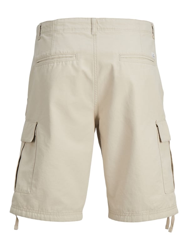 Diese knielangen Herren-Cargo-Shorts im entspannten Relaxed Fit vereint lässigen Stil mit Funktionalität. Der robuste Stoff macht sie strapazierfähig und perfekt für Abenteuer, während Reißverschluss und Knopf sicheren Halt geben. Die praktischen Cargotaschen bieten reichlich Platz für unterwegs, ergänzt durch seitliche Eingrifftaschen und Gesäßtaschen für zusätzliche Aufbewahrung. Gürtelschlaufen erlauben vielseitige Styling-Möglichkeiten, und der Tunnelzug an den Beinabschlüssen ermöglicht eine individuelle Passform. Diese Shorts bieten nicht nur hohen Tragekomfort, sondern auch einen vielseitigen Look, der jeden Sommertag perfekt abrundet.