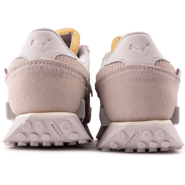 Un básico perfecto y moderno de Puma, las zapatillas de deporte de moda estilo running Future Rider presentan todas las características de los diseños retro legendarios, como las líneas limpias y la construcción robusta, pero añaden detalles contemporáneos y una suela gruesa. Inspiradas en la herencia pero vanguardistas, estas zapatillas elegantes y con estilo impresionarán.