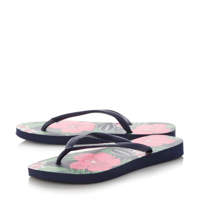 Embrace flower power this summer with this pretty floral print flip flop. This toe post style features slim straps with brand logo detailing.