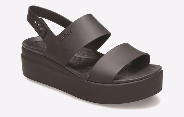 Der Brooklyn Low Wedge bietet Höhe und Komfort und ein superweiches Fußbett, das den ganzen Tag über Halt gibt.
- Elegante Zwei-Riemen-Silhouette mit Fersenriemen für absolute Sicherheit- Revolutionäres LiteRide-Schaumstoff-Fußbett für hervorragenden ganztägigen Komfort- Leichtes Croslite-Fundament minimiert Ermüdung- Weiches, flexibles Matlite-Obermaterial fühlt sich vom ersten Tag an eingefahren an