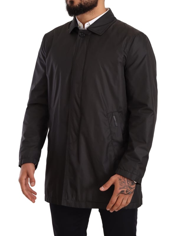 Prachtige Dolce & Gabbana trenchcoat
  Kleur: Zwart
  Knoopsluiting
  Twee zakken aan de voorkant
  Logo details
  Vervaardigd in Italie
  Materiaal: 100% Polyester