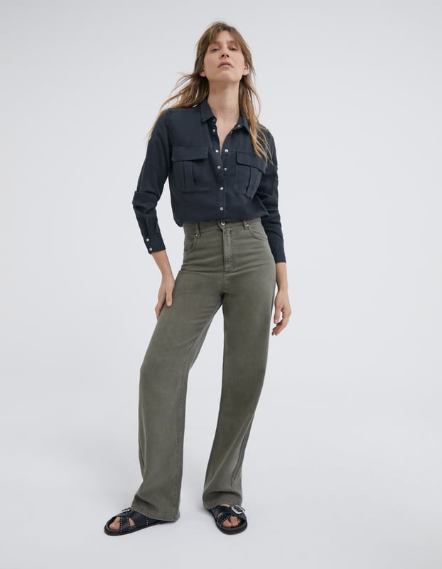 This women’s khaki lyocell and cotton denim jeans is high-waisted and has wide leg.