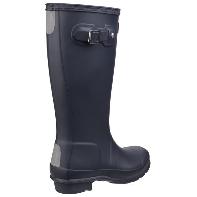 Der handgefertigte Original Kids Welly ist eine kleinere Version des kultigen Stiefels für Erwachsene. Ein reflektierender Riemen auf der Rückseite und abgestufte Schafthöhen bieten Sicherheit und Komfort für Kinder im Wachstum.