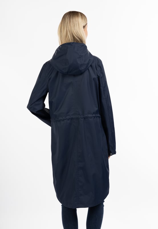 Dieser trendige Regenmantel von ICEBOUND bereichert Ihre Garderobe nicht nur an Regentagen. Die hochwertige Ausstattung begeistert uns ebenso wie die schlanke, lange Parka-Form und hohem Stehkragen. Das weiche, beschichtete Material hat einen edlen Griff und durch ihre Leichtigkeit ist es ein angenehmes Tragen. Dank der Polyurethanbeschichtung und der versiegelten Nähte bietet der Mantel einen zuverlässigen Schutz vor Wind und Wasser. Dazu kommt die große Kapuze, die mit einer stylishen Kordel und gravierten Logo-Ösen beeindruckt. Der Reißverschluss endet in einem praktischen Kinnschutz und die zwei mit Patten geschützten Eingrifftaschen bieten allerlei Platz. Der markentypische Eisberg auf der Brust ergänzt den beliebten ICEBOUND-Outdoor-Look.  Regenjacke mit einem dezenten Print auf der Oberstoffrückseite