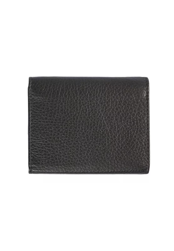 Cartera de mujer en piel repujada.
  Cierre con boton de presion para mayor seguridad.
  Amplio espacio para billetes y tarjeteros.
  Dimensiones compactas de 12x10x22.
  Eleva tu estilo diario.