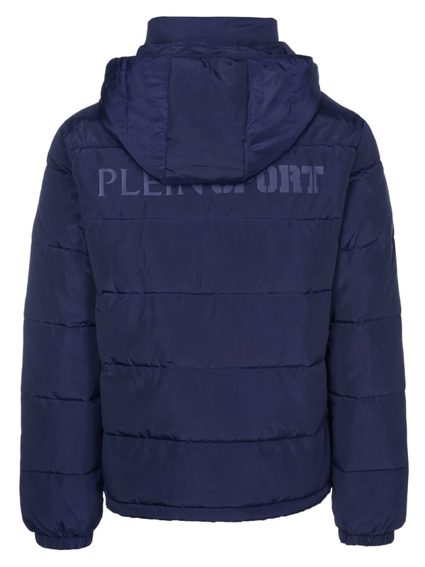 !Experimenta versatilidad y estilo con la chaqueta acolchada azul marino Plein Sport! Esta chaqueta presenta un dise�o solido. Mantente comodo y elegante con el logotipo llamativo y los detalles acolchados. Perfecto para cualquier persona a la moda. Bolsillos con cierre de cremallera, relleno y material: 100% poliester Chaqueta azul marino Chaqueta acolchada, cierre de cremallera Estilo: UPPS101P 85