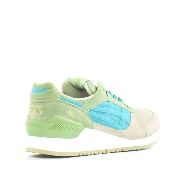 El comienzo de los años 90 era rico en modelos deportivos ASICS. Uno de los representantes de ese período es Gel-Respector, creado en 1991. Este modelo de ejecución fue creado para personas que valoran un ajuste perfecto por encima de todo. Creando una nueva silueta bastante agresiva, los diseñadores modelaron en la Alianza ASICS a partir de 1985 en la versión original, esto se indicó con un patrón ondulado en la parte trasera de la suela. También hubo excelente amortiguación, basado en diferentes densidades de la suela y el cojín de gel. Esta solución, a su vez, es bien conocida por la familia Gel-Lyte ligeramente más antigua. Además, la estabilización del pie, que es soportada por un sujetador moldeado por TPU.