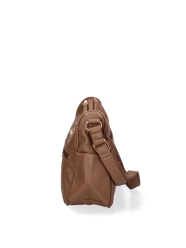 Bolso bandolera para mujer. El cierre es con cremallera. Los bolsillos internos son uno con cremallera y dos abiertos. Los bolsillos externos son uno frontal con cremallera, uno trasero con cremallera y dos laterales abiertos. La bandolera es ajustable en ecopiel. Falta el mango. Hay dos compartimentos internos. El material exterior es ecopiel. Internamente está forrado en poliéster. Medidas: 28x24x11 cm. Producto de moda