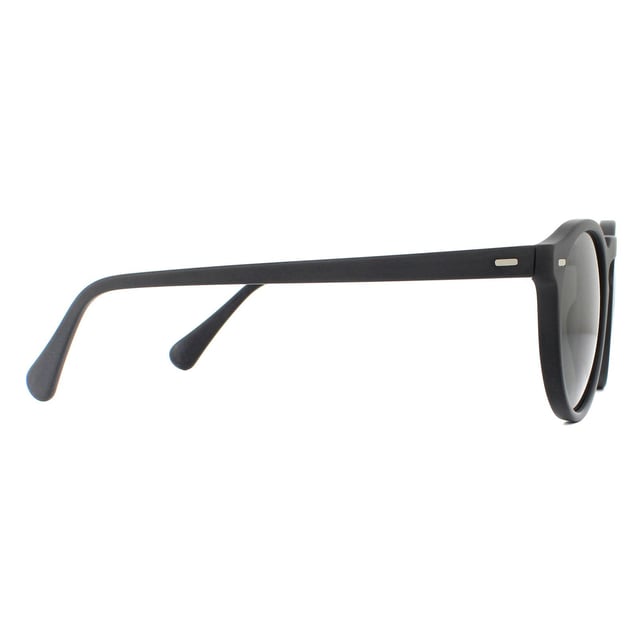 Oliver Peoples Gregory Peck OV5217S 1031P2 Semi Mat Mat Crystal Black Midnight Express polarisierte Sonnenbrille ist eine weitere von Prominenten inspirierte Sonnenbrille von Oliver Peoples mit diesen erstaunlichen Schattierungen von Retro-Stil mit einem Key-Loch-Brücken-Design und ikonischem Stil.