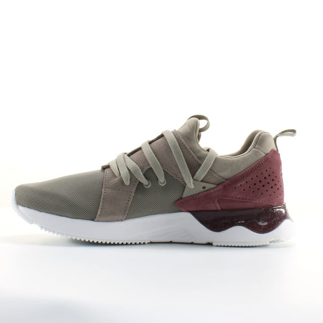 Cuando necesite una combinación de estilo y comodidad, no busque más que los zapatos Gel-Lyte® V SANZE. Esta versión de 2017 viene con una superposición de la parte superior de malla y de ante, asumiendo elementos de diseño que miran hacia atrás en la herencia de ASICS Tiger. Un estilo popular entre hombres y mujeres por igual, este clásico de ropa de calle presenta una amortiguación de gel visible, para absorber efectivamente el choque y protege los pies de los movimientos de alto impacto, perfecto para el uso diario.