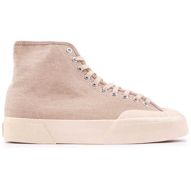 Dale vida a tu guardarropa y dale un toque de vida y bienestar a tus atuendos con estas zapatillas altas para hombre de la marca italiana Superga Artifact. Estas zapatillas informales, confeccionadas en lona de algodón teñida en hilo y transpirable, están rematadas con una suela de goma ligeramente elevada, la marca distintiva y ojales plateados.