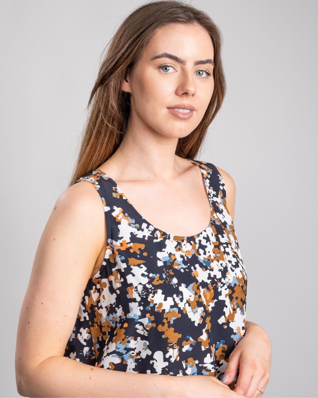 A lightweight blouse created in luxurious silk by BOSS Womenswear. Offering an easy-wear regular fit, this sleeveless top is printed all over with a statement puzzle pattern and features adjustable drawstrings at the hem that create a subtle ruched effect. Team it with indigo denim to give the print maximum impact.
100% Silk
50389737