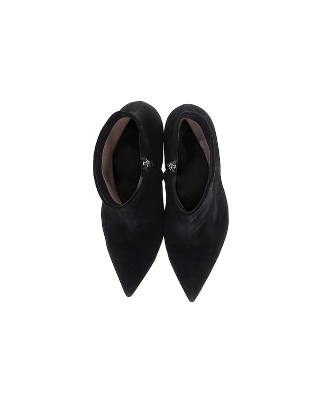 VINTAGE, RRP AS NEW
Elevate your wardrobe with the Gianvito Rossi Pointed-Toe Ankle Boots. Crafted from smooth suede uppers in a classic black hue, these boots exude timeless charm. The pointed toes add an element of sophistication, while the high-block heels offer a comfortable height boost. With a convenient side zip, these boots offer both style and ease.

Gianvito Rossi Pointed-Toe Ankle Boots in Black Suede
Condition: Very good
Sign of wear: Moderate wear on the soles, minor rubs on the suede, marks on the heels
Material: Suede
Color: Black
Size: IT41 / US11 / UK8
SKU: 361762