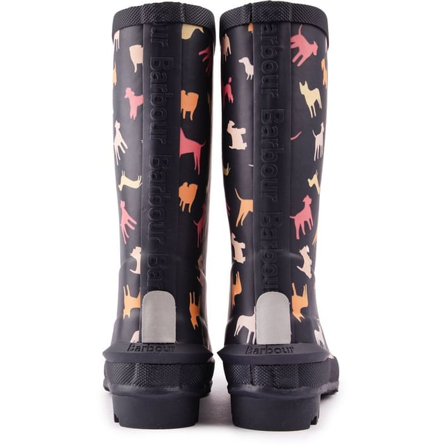 Las botas de agua Barbour Shield Wellington para bebés son unas botas de agua fabulosas y prácticas con un lindo estampado de perros. una apariencia divertida y el logo de Barbour en el frente. Estas botas de goma impermeables son perfectas para esos días lluviosos. o como parte divertida de un conjunto.