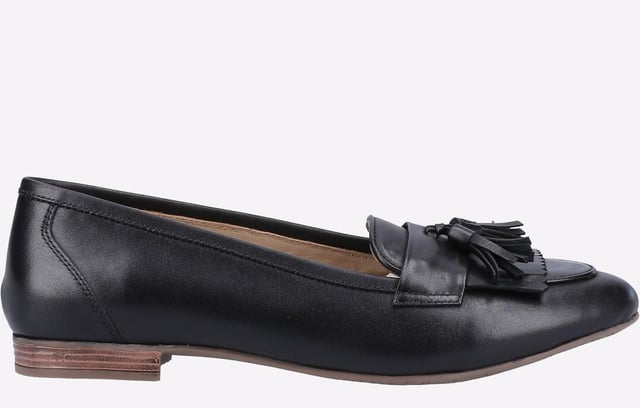 De Marissa kwastjesloafer is de ultieme toevoeging aan je kantoor garderobe deze zomer. Het slimme ontwerp heeft een kwastje en franje detail op de wreef, samen met een comfortabele inlegzool waardoor je voeten zich de hele dag door comfortabel voelen.