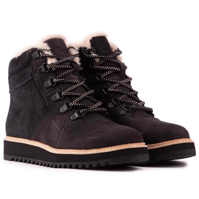 La función se une a la moda en esta bota de aventuras definitiva Mojave de TOMS. Los botines Mojave están diseñados para todo tipo de clima con una parte superior de nobuk resistente al agua. Detalles de piel sintética y guardabarros extendido. Diseñado de forma elegante. Aspecto elegante para caminar con estilo o para usar por la ciudad. Un forro suave y una plantilla Ortholite mantienen los pies cómodos. fresco y acolchado. con una suela de goma ligeramente elevada y tracción con tacos para mejorar el agarre y la durabilidad.