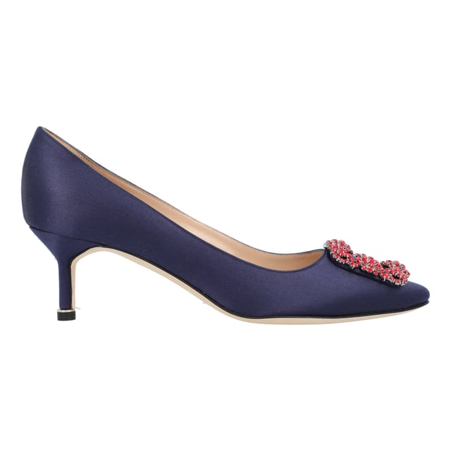 Satin-Pumps mit mandelförmiger Zehenpartie und einer quadratischen Kristallschnalle, die von einem Gunmetal-Rahmen umschlossen ist. Ausgestattet mit einem Stiletto-Mittelabsatz.

Obermaterial: 68 % Viskose, 32 % Seide.  
Sohle: 100 % Rindsleder.  
Futter: 100 % Ziegenleder.  
Der Absatz misst 50 mm.  
Hergestellt in Italien. Maße: