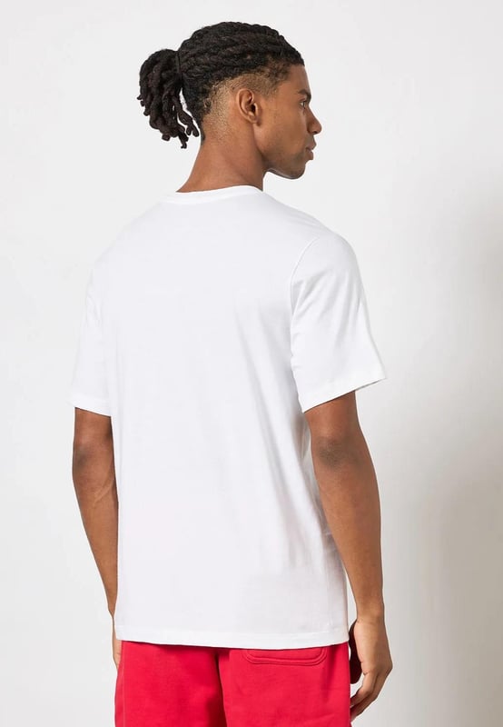 Nike Air Jordon Herren-T-Shirt in Weiß. Hergestellt aus weicher Baumwolle und Nike-Grafiken. Dieses T-Shirt bietet Ihnen den ganzen Tag Komfort. Rundhalsausschnitt, kurze Ärmel. Verwenden Sie weiche Baumwolle für einen Fell, der sich ideal als Schicht oder einzeln eignet.