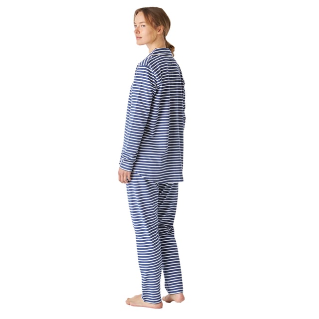 Women's long-sleeved pajamas with an elegant and comfortable design, ideal for lounging or relaxing at home.

 Its modern and sophisticated design adapts perfectly to the female figure, enhancing the silhouette with a chic and relaxed style.

 The set includes a long-sleeved top with buttons down the front, which provides practicality and a touch of style.

 The long pants have a loose fit and an elastic waistband that can be adjusted with drawstrings.

 Additionally, both the top and pants feature a checkered print, which adds a classic touch.

 The entire pajama set is made of cotton, a soft and breathable material, perfect for any time of year.

 Made from light and soft materials, it is perfect for any time of year.