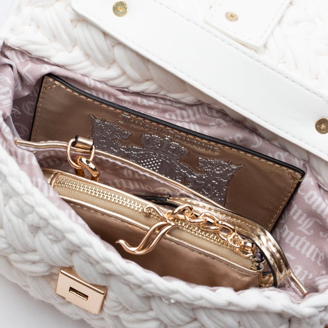 Bolso de hombro Juicy Couture Summer Dream

Este bolso Juicy Couture es más que un accesorio; es un pasaporte a un verano inolvidable, una fusión de estilo y alegría lista para ser tuya.

Dimensiones: 22 x 6 x 13 cm