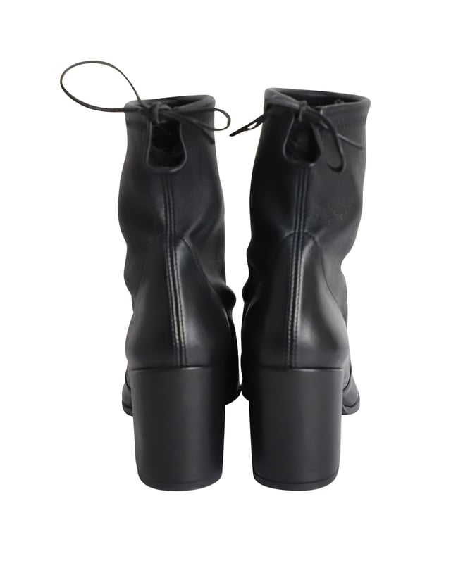 VINTAGE, RRP AS NEW
Sophisticated and sleek, the Shorty ankle boots from Stuart Weitzman will give your look instant polish. Crafted in elegant black leather with semi-pointed toes, these versatile shoes are finished with a tie back fastening to ensure a secure fit.

Stuart Weitzman Shorty Ankle Boots in Black Leather
Condition: Excellent
Sign of wear: Very light wear at the soles
Material: Leather
Color: Black
Size: EU39 / US8.5 / UK6
SKU: 266077
