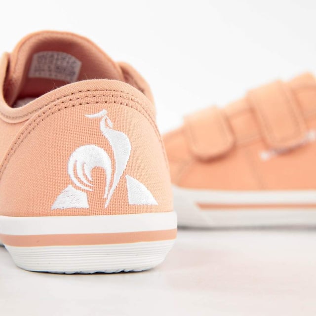 Basket Le Coq Sportif Deauville PS Sport Mädchen Rosa Textil. Authentischer Freizeitschuh der Marke Le Coq Sportif - Straßenmode/Sportswear-Design von Le Coq Sportif - Le Coq Sportif für modebewusste Mädchen, perfekt für den Alltag - Der rosa Le Coq Sportif Basket lässt sich ideal mit dem Rest Ihrer Garderobe kombinieren - Bequemes Textilmaterial - Klassischer Klettverschluss - Deauville PS Sport - Textil.